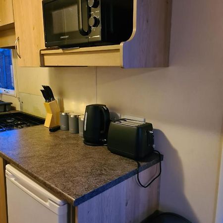 Cosy, Family Caravan Near The Beach แคลกตัน-ออน-ซี ภายนอก รูปภาพ
